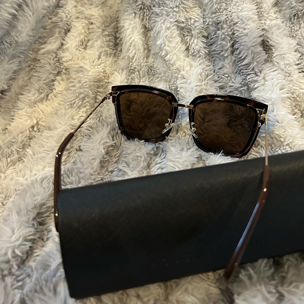 BCBGMAXAZRIA sunglasses - Picture 5 of 6